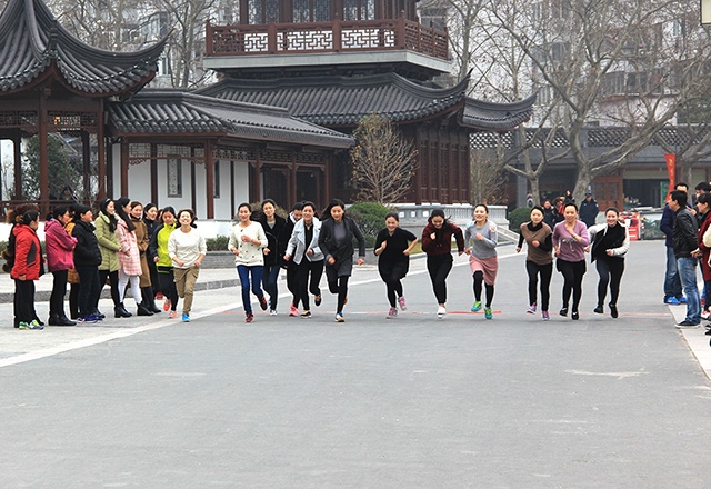 进杏装迎三八”联谊趣味活动